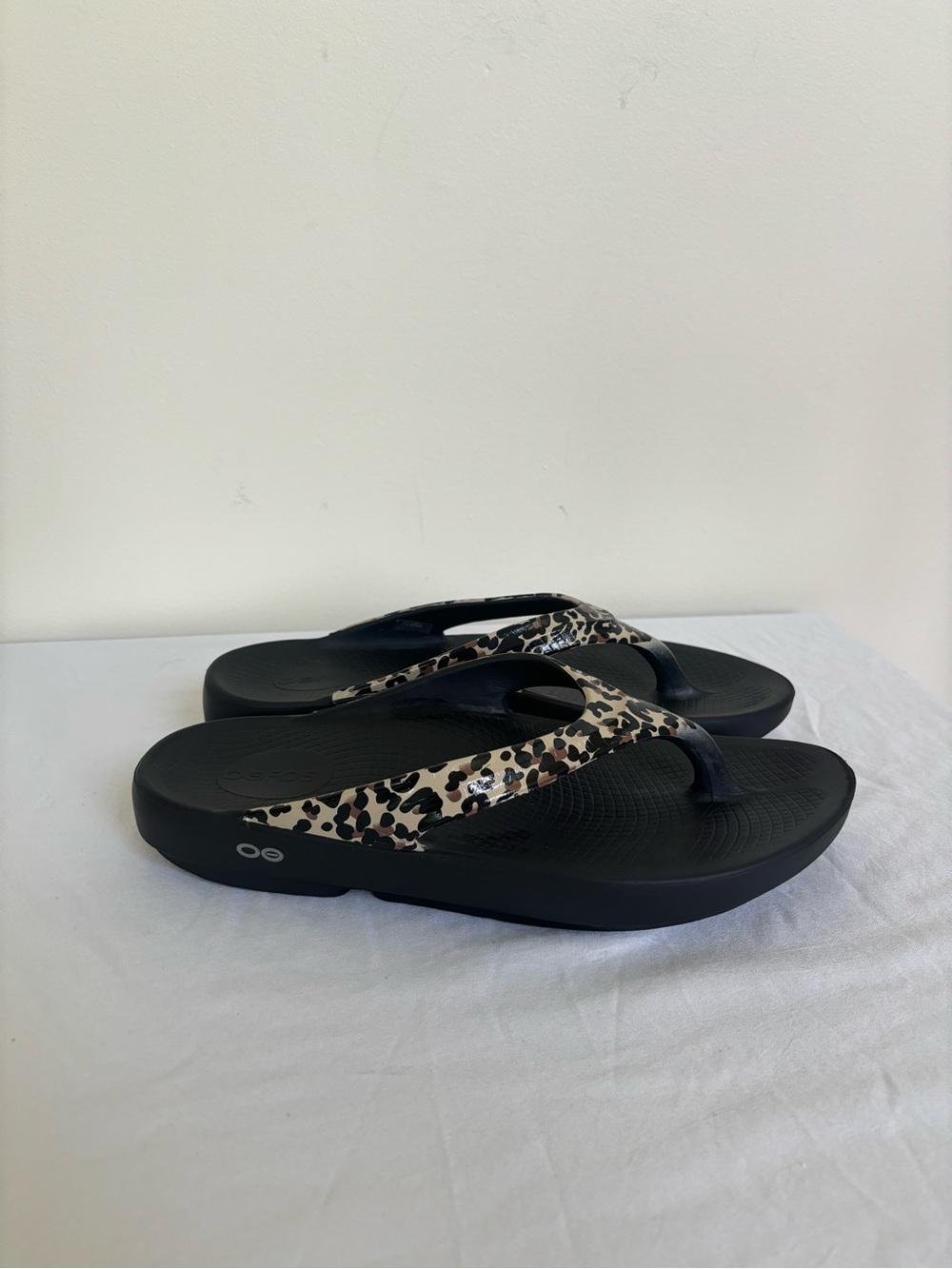 Oofos Oolala Sandals Women Size 11 Black Tan Leopard Comfort Thong Flip Flop